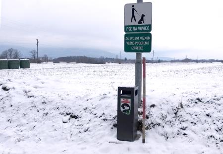 Koš za pasje iztrebke Grahovo Spodnji del proti jezeru 2 Foto Boštjan Otoničar